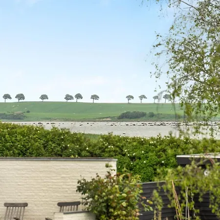 בית נופש Jenny - 140m From The Sea By Interhome *